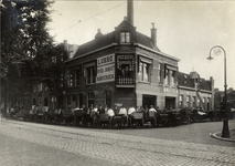 823042 Gezicht op de brood- en banketbakkerij van de Lubro (Abel Tasmanstraat 9) te Utrecht; rechts de Van ...